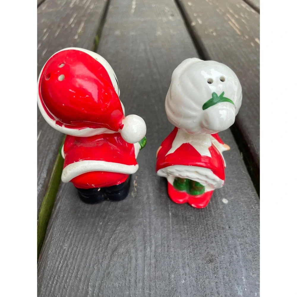 Vintage Kissing Santa and Mrs Claus Salt and Pepper Shakers Set Made in Japan